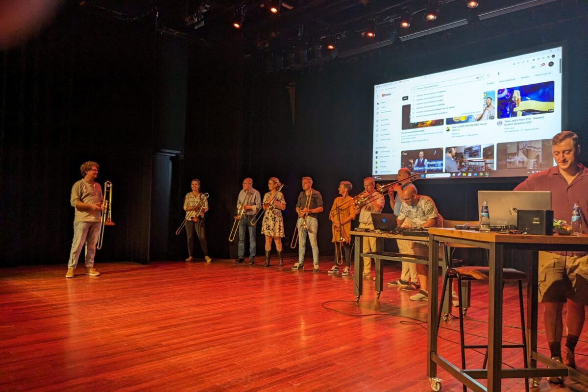 Foto achter de schermen netwerk evenement koor trompet MYN