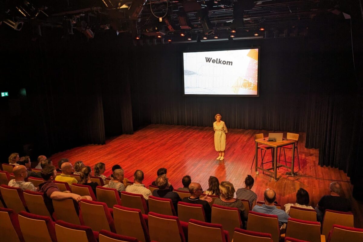 Foto achter de schermen netwerk evenement koor trompet MYNn